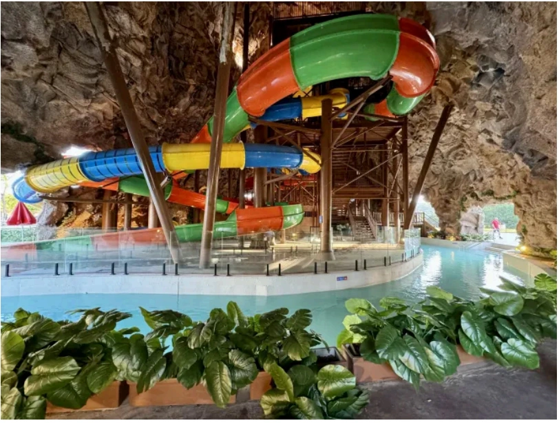 Parque aquático com montanha-russa aquática