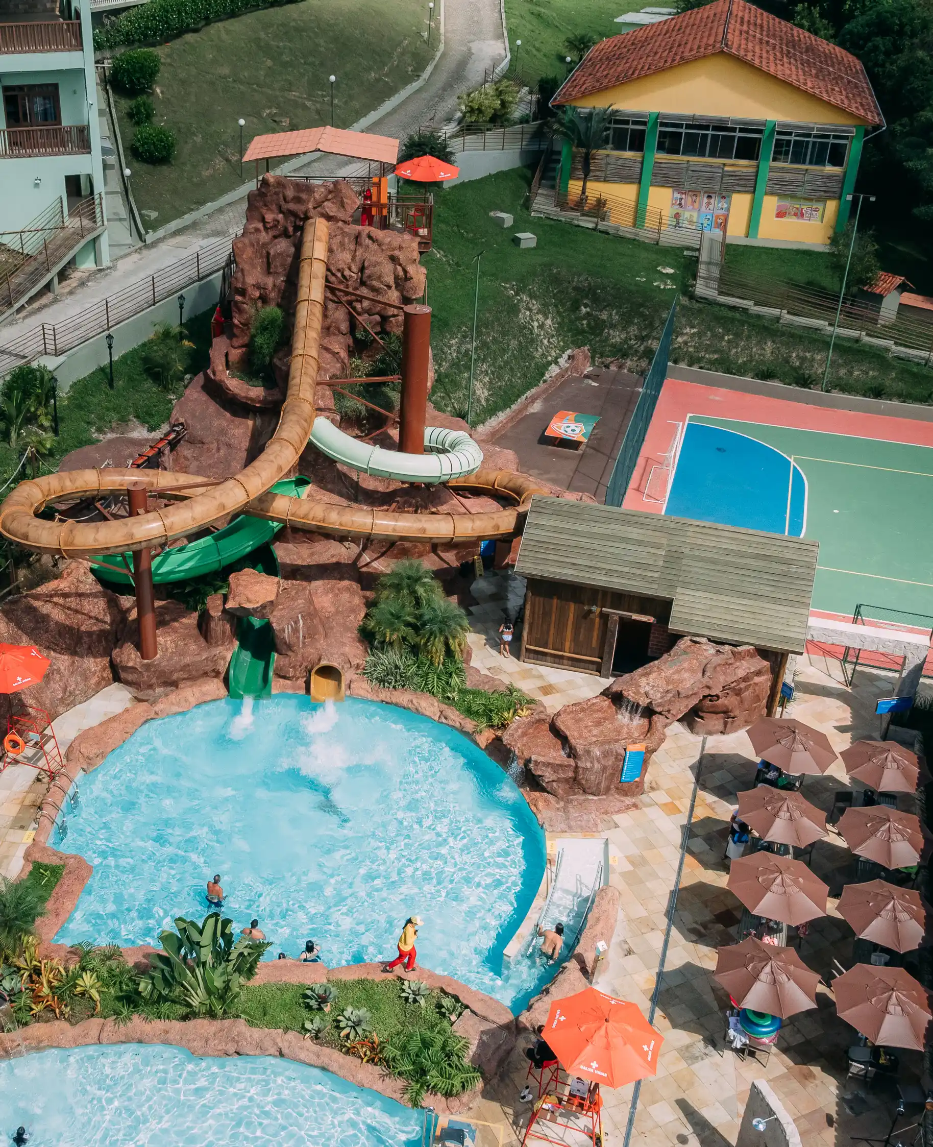 Parque aquático com toboáguas